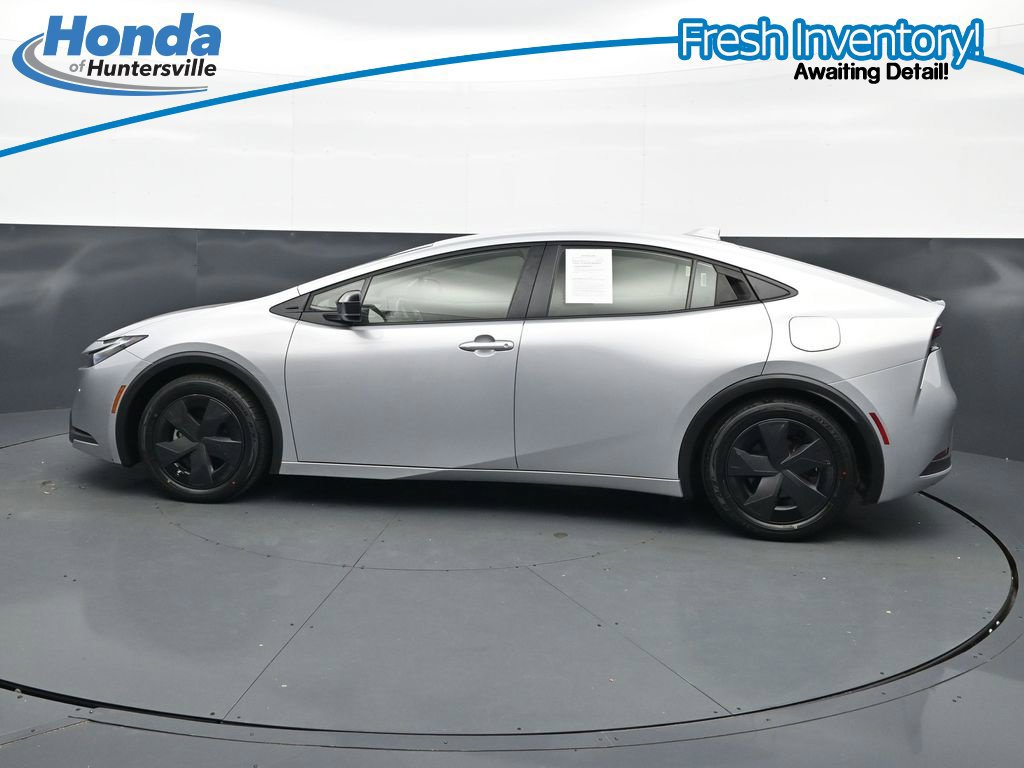 Used 2025 Toyota Prius LE FWD image 6