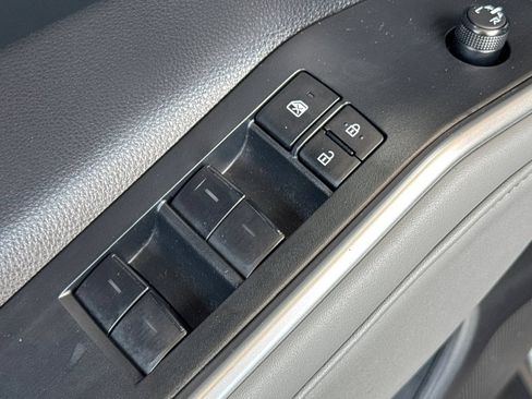 Used 2022 Toyota Highlander XLE AWD/4WD image 13