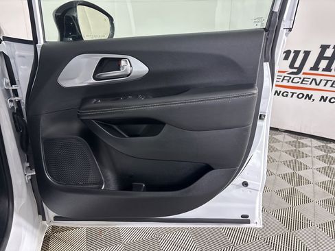 Used 2025 Chrysler Pacifica Limited image 25