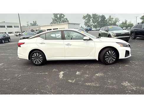 Used 2023 Nissan Altima 2.5 SV AWD/4WD image 9