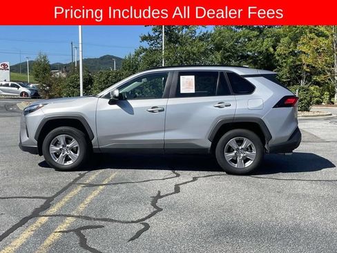 Used 2025 Toyota RAV4 XLE AWD/4WD image 2
