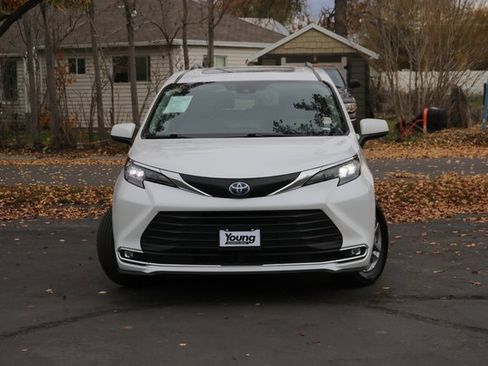 Used 2024 Toyota Sienna XLE image 2