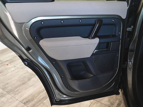 Used 2023 Land Rover Defender 110 X-Dynamic SE image 10