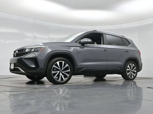 Used 2023 Volkswagen Taos SE w/ Panoramic Sunroof Package AWD/4WD image 7