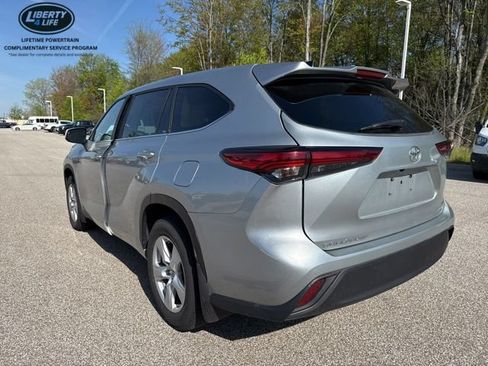 Used 2023 Toyota Highlander LE FWD image 5