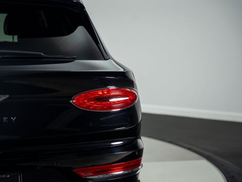 Used 2021 Bentley Bentayga w/ First Edition Specification AWD/4WD image 32