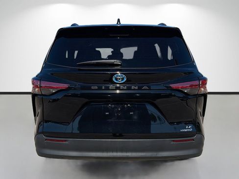 Used 2021 Toyota Sienna LE image 4