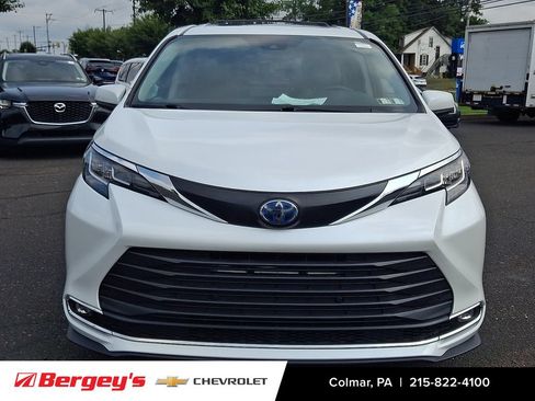 Used 2023 Toyota Sienna XLE AWD/4WD image 2