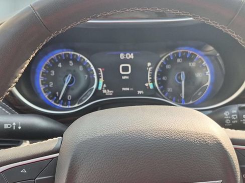 Used 2023 Chrysler Pacifica Limited FWD image 17