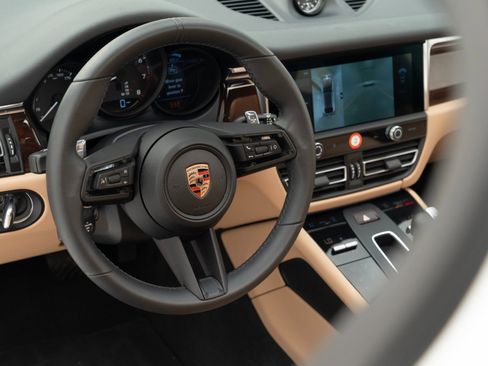 Certified 2025 Porsche Macan image 19