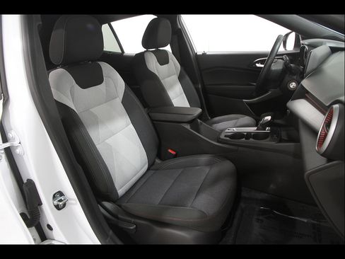 Certified 2024 Chevrolet Trax RS FWD image 16