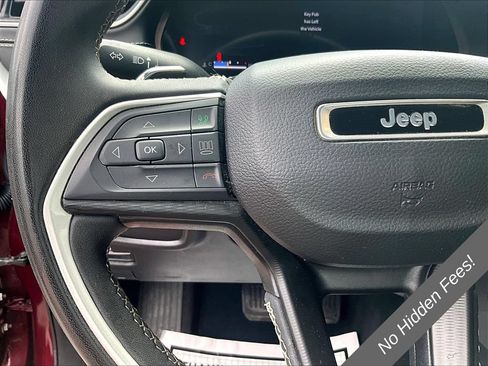 Used 2023 Jeep Grand Cherokee Laredo AWD/4WD image 13