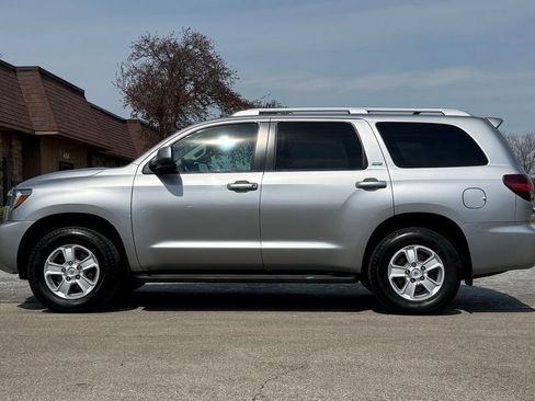 Used 2019 Toyota Sequoia SR5 AWD/4WD image 2