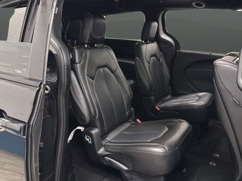 Used 2023 Chrysler Pacifica Touring-L w/ Uconnect Theater Family Group AWD/4WD image 26