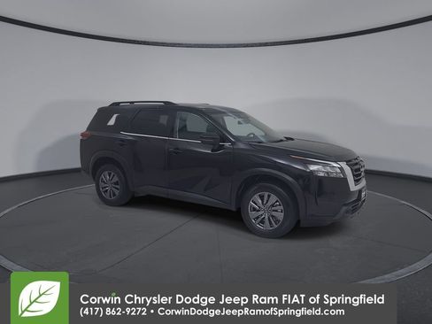 Used 2025 Nissan Pathfinder SV FWD image 2