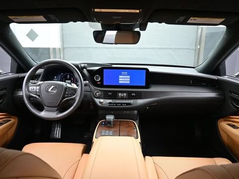 Used 2025 Lexus LS 500 w/ Accessory Package (Z1) RWD image 19