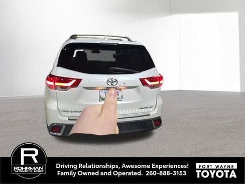 Used 2017 Toyota Highlander Limited image 4