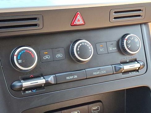 Used 2023 Kia Carnival LX FWD image 15