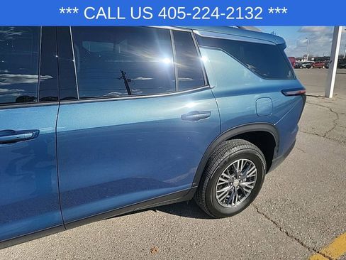 Used 2025 Chevrolet Traverse LT image 4