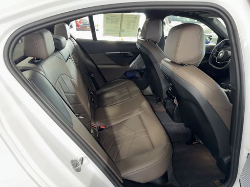 Used 2025 BMW i5 eDrive40i w/ Premium Package RWD image 12