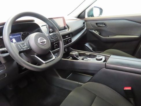 Used 2023 Nissan Rogue S image 4