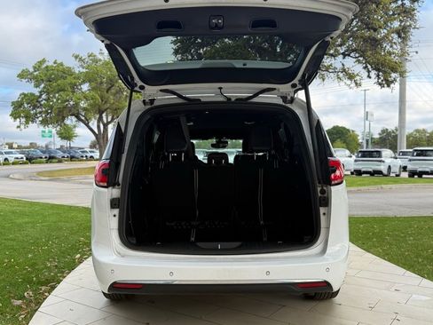 Used 2025 Chrysler Pacifica Select FWD image 30