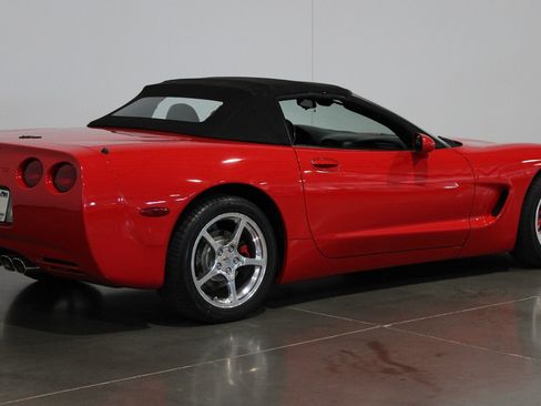 Used 2000 Chevrolet Corvette Convertible w/ Memory Pkg RWD image 17