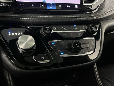 Used 2022 Chrysler Pacifica Limited w/ Uconnect Theater Family Group image 20