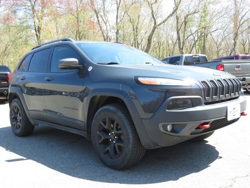 Used 2018 Jeep Cherokee Trailhawk w/ Quick Order Package 27L AWD/4WD image 3