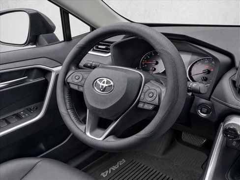 Used 2019 Toyota RAV4 XLE Premium FWD image 29