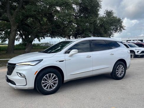 Used 2024 Buick Enclave Essence w/ Technology Package FWD image 1