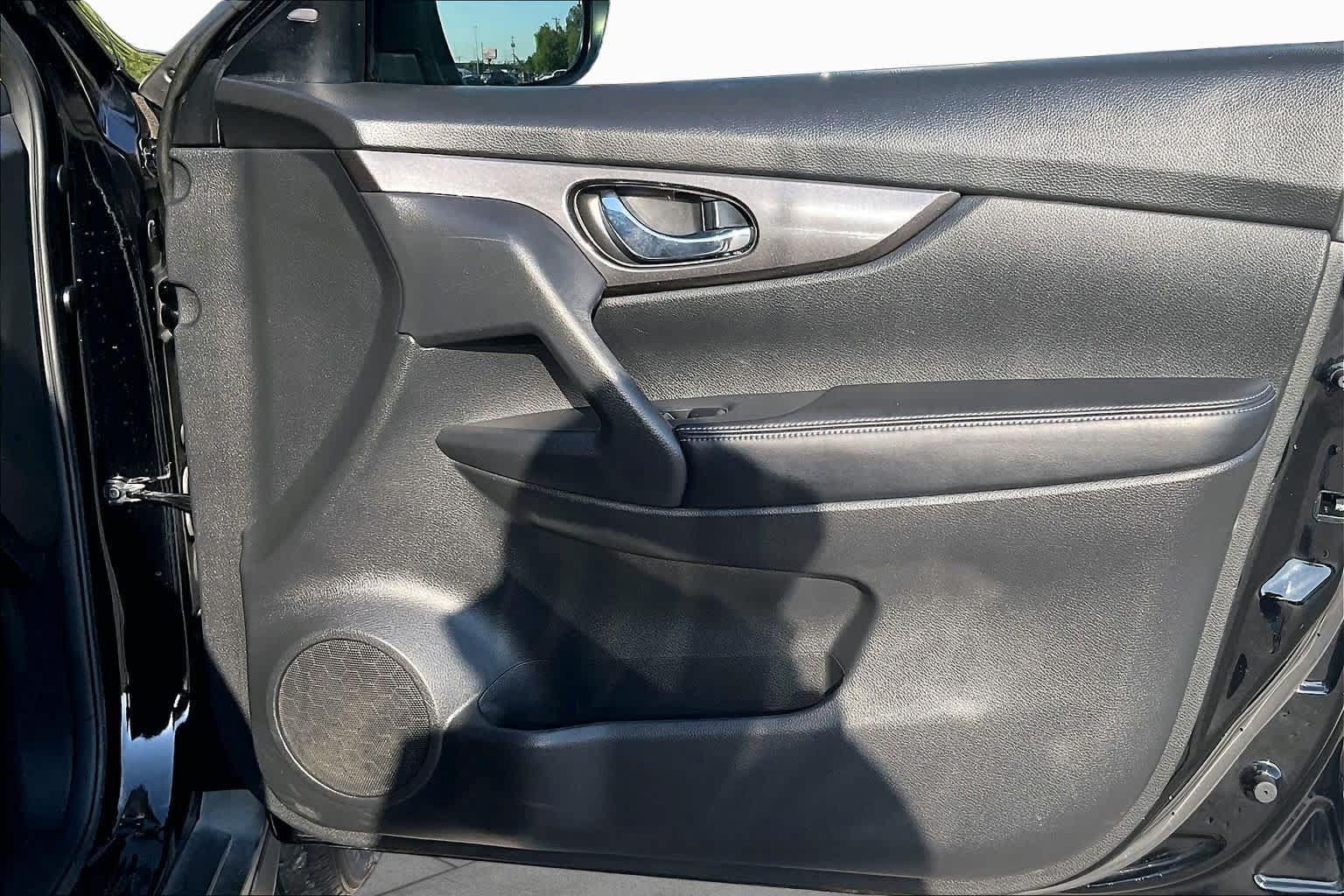 Used 2020 Nissan Rogue SV FWD image 22