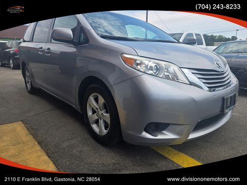 Used 2017 Toyota Sienna LE FWD image 3