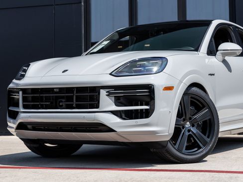 New 2025 Porsche Cayenne Turbo image 7