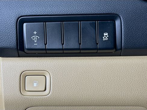 Used 2016 Kia Sedona LX w/ LX Convenience Package FWD image 17