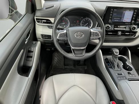 Used 2022 Toyota Highlander XLE AWD/4WD image 3