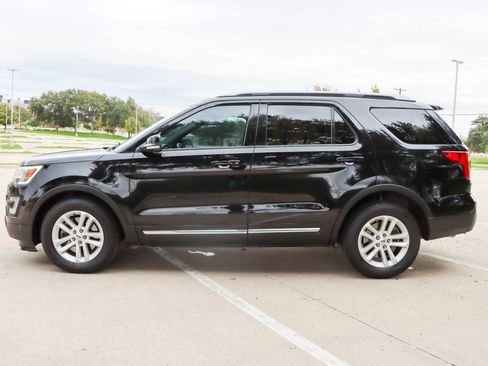 Used 2017 Ford Explorer XLT w/ Equipment Group 202A image 4