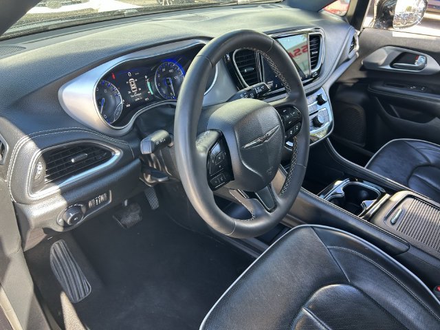 Used 2025 Chrysler Pacifica Limited FWD image 20