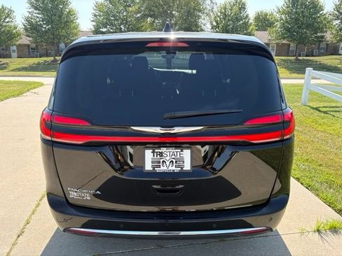 Used 2024 Chrysler Pacifica Touring-L FWD image 5
