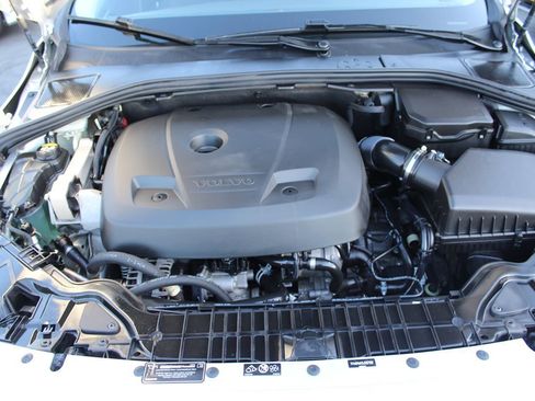 Used 2018 Volvo V60 T5 Cross Country image 33