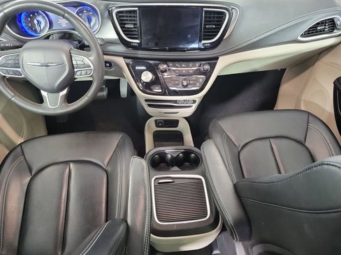 Used 2023 Chrysler Pacifica Touring-L FWD image 14