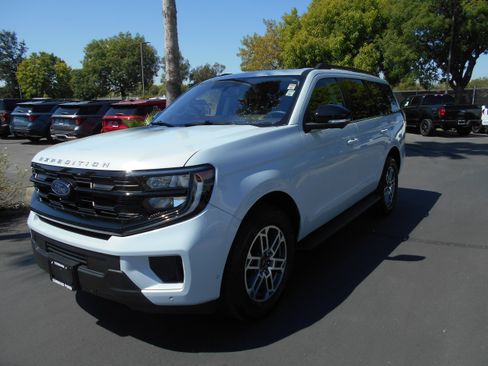 Certified 2025 Ford Expedition Active RWD image 1