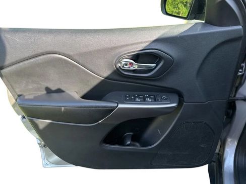 Used 2019 Jeep Cherokee Latitude Plus FWD image 11