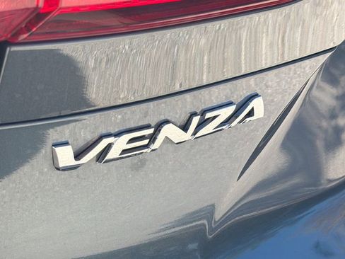 Used 2023 Toyota Venza XLE image 11