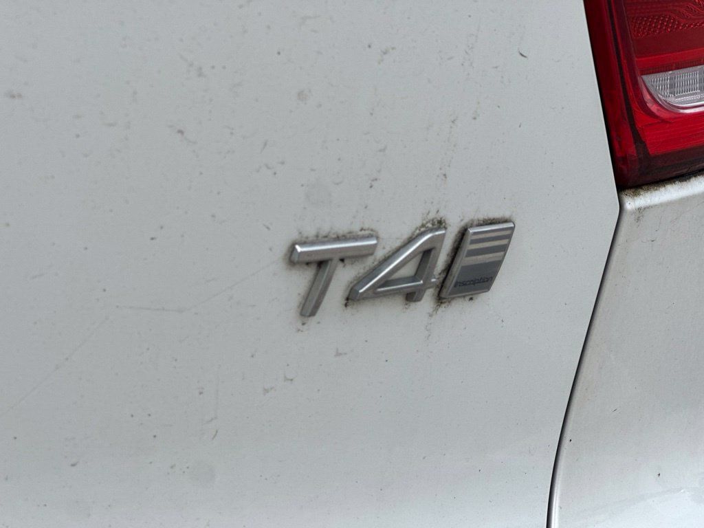 Used 2019 Volvo XC40 T4 Inscription FWD image 5