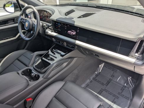 New 2025 Porsche Cayenne image 27