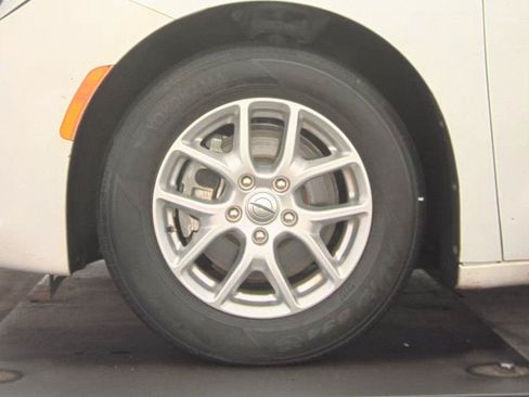 Used 2023 Chrysler Voyager LX FWD image 10