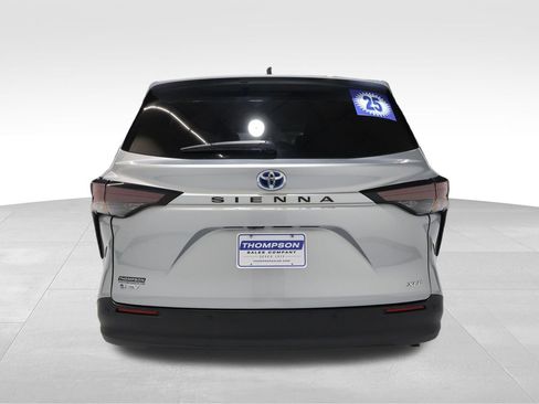Used 2025 Toyota Sienna XLE image 3
