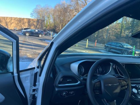 Used 2025 Chrysler Pacifica Limited image 37