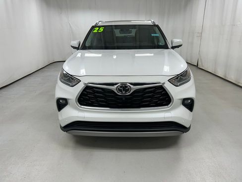 Certified 2025 Toyota Highlander Limited AWD/4WD image 4